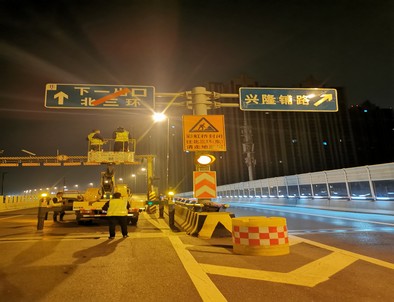平凉郑州市北三环彩虹桥交通标志牌安装现场